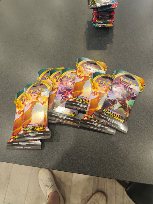 Pokemon: darkness ablaze booster pack